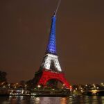 Torre Eiffel iluminada con los colores de la bandera de Francia