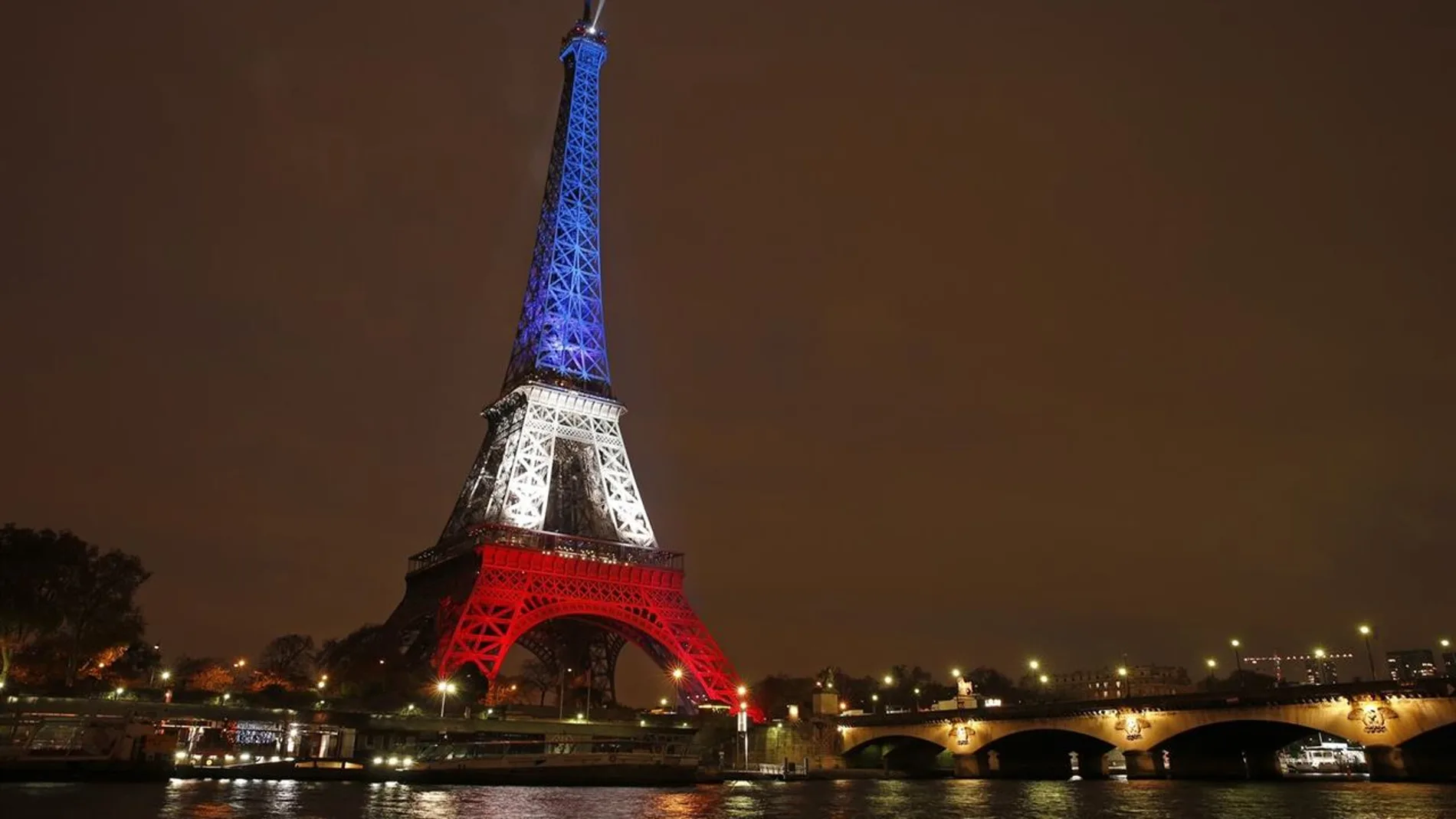 Torre Eiffel iluminada con los colores de la bandera de Francia