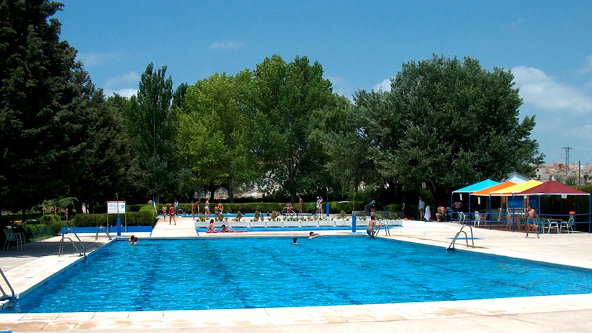 El Defensor del Pueblo rechaza que una piscina municipal pueda restringir el toples