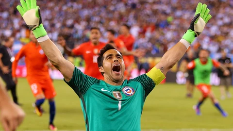Claudio Bravo al quedar campeón de la Copa América 2016