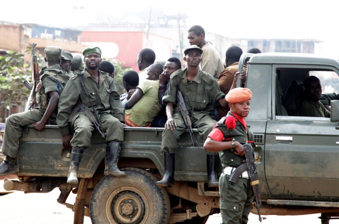  Soldados congoleños tras dispersar a los civiles que protestaban contra las matanzas y enfrentamientos étnicos en la ciudad de Butembo, en la provincia de Kivu del Norte