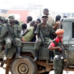  Soldados congoleños tras dispersar a los civiles que protestaban contra las matanzas y enfrentamientos étnicos en la ciudad de Butembo, en la provincia de Kivu del Norte