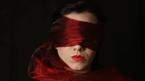 Mujer con los ojos vendados