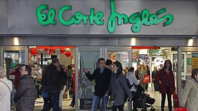 Entrada en un centro comercial de 'El Corte Inglés'