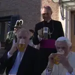 Frame 1.658932 de: Benedicto XVI celebra con cerveza sus 90 años 