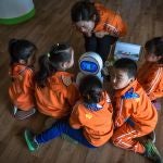Niños en una guardería interactúan con el robot KeeKo