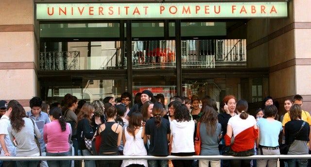 Un grupo de estudiantes en la puerta de la Universidad Pompeu Fabra (Barcelona)