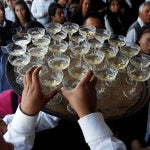 Un camarero llevando copas en una boda