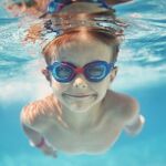 Cuidados del oído de los niños en la piscina