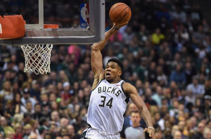 Antetokounmpo machaca el aro