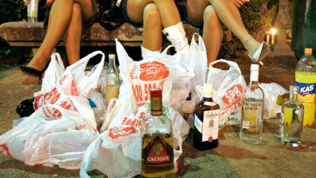 Jóvenes durante la celebración del botellón