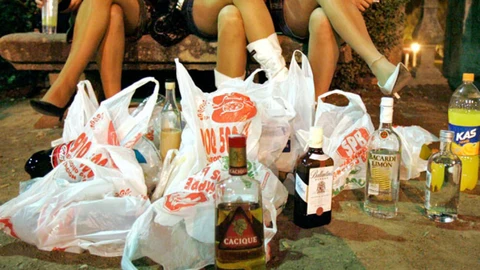 Jóvenes durante la celebración del botellón