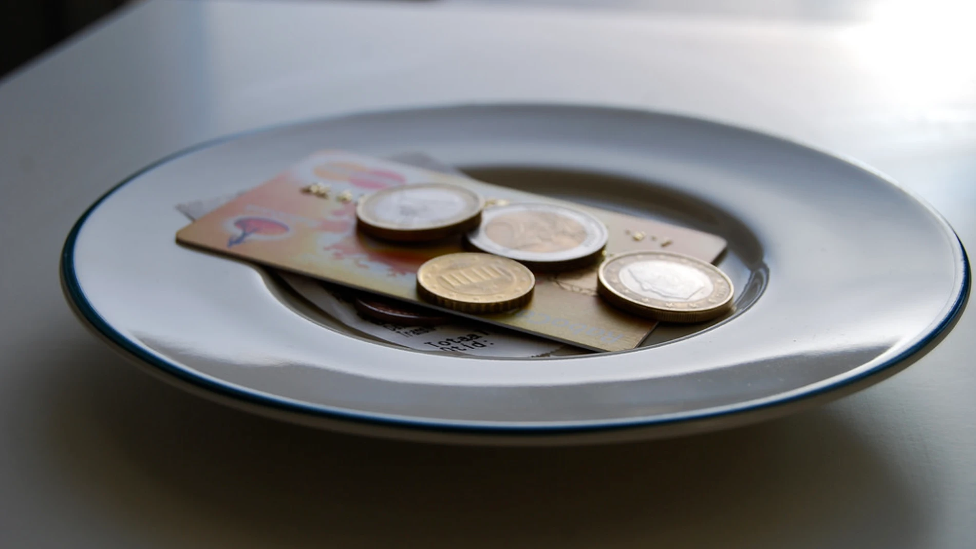 Pon esos euros encima de la mesa.