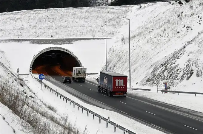 La nieve no da tregua y complica el regreso a casa: estas son las carreteras con más problemas