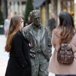 Turistas junto a la estatua de Woody Allen en Oviedo