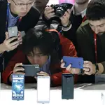 Asistentes al MWC fotografían las novedades de la compañía japonesa Sony Mobile