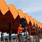 Operarios de autopistas trabajan en quitar las bolsas en las cámaras del peaje de la autopista AP-7 