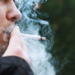Un hombre fumando