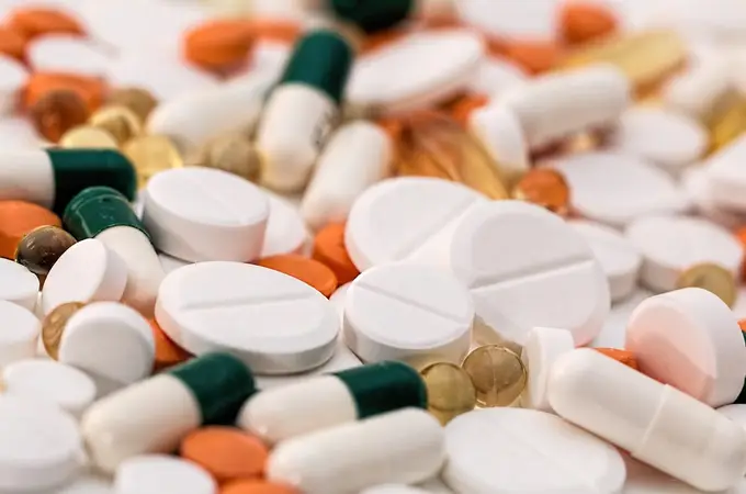 ¿Qué fármacos contienen pseudoefedrina y qué riesgos conlleva su uso? 
