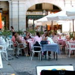 Imagen de archivo de varios turistas en una terraza de la Plaza Mayor en Madrid.