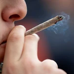 Imagen de archivo de una persona fumando un porro