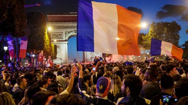 Los franceses celebran la clasificación de Francia para la final. 