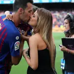 El futbolista Sergio Busquets y Elena Galera derrochan amor sobre el campo