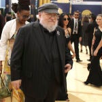 George RR Martin a su llegada a los Emmy 2018