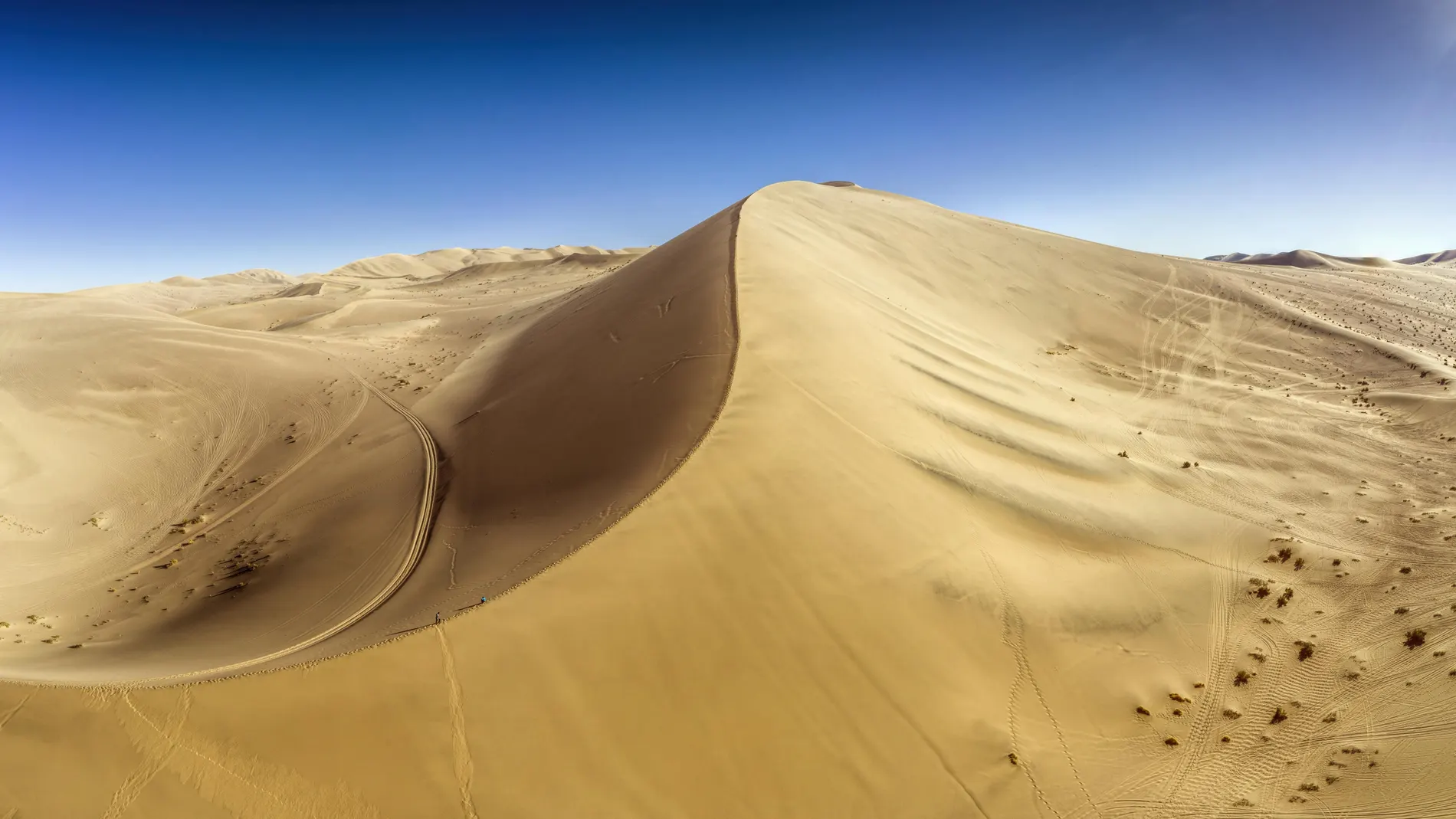 La ladera de una duna del desierto de Gobi cerca de Dunhuang en la provincia de Gansu, en China
