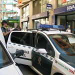 Un agente de la Guardia Civil con el detenido en Crevillent