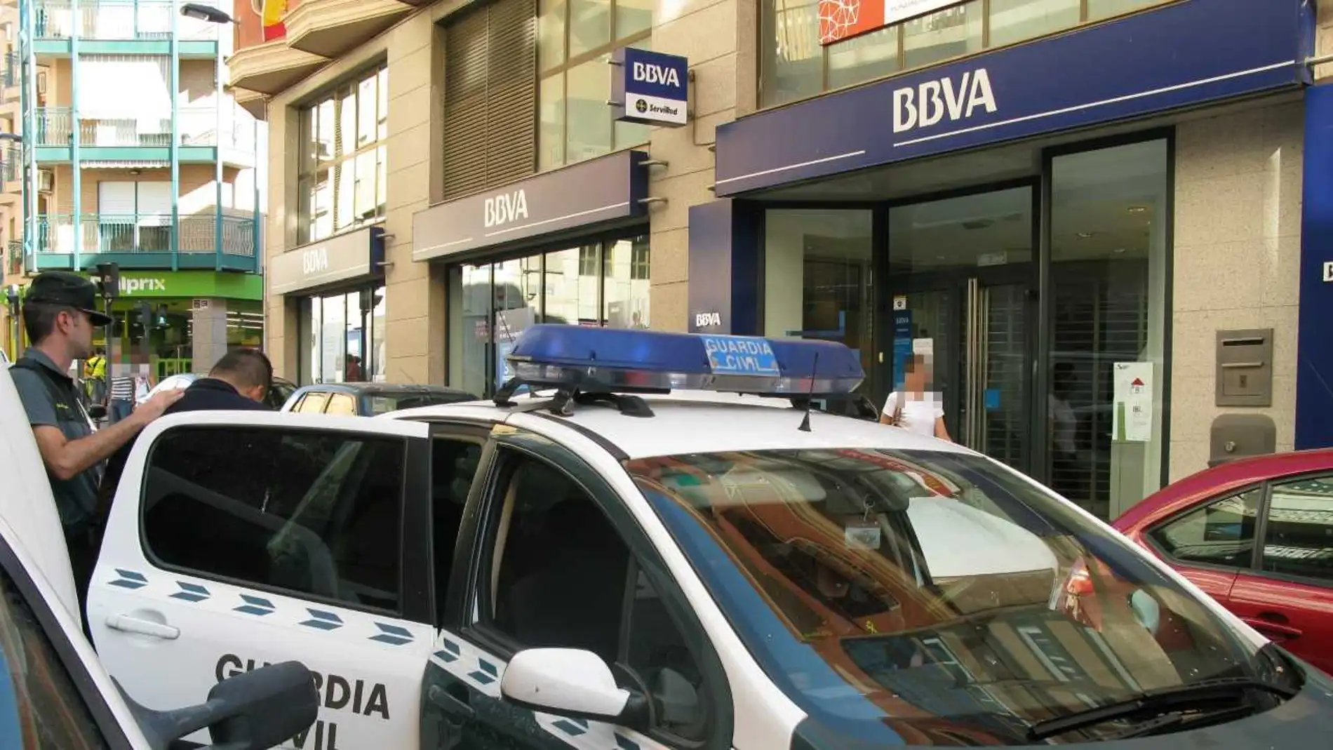 Un agente de la Guardia Civil con el detenido en Crevillent