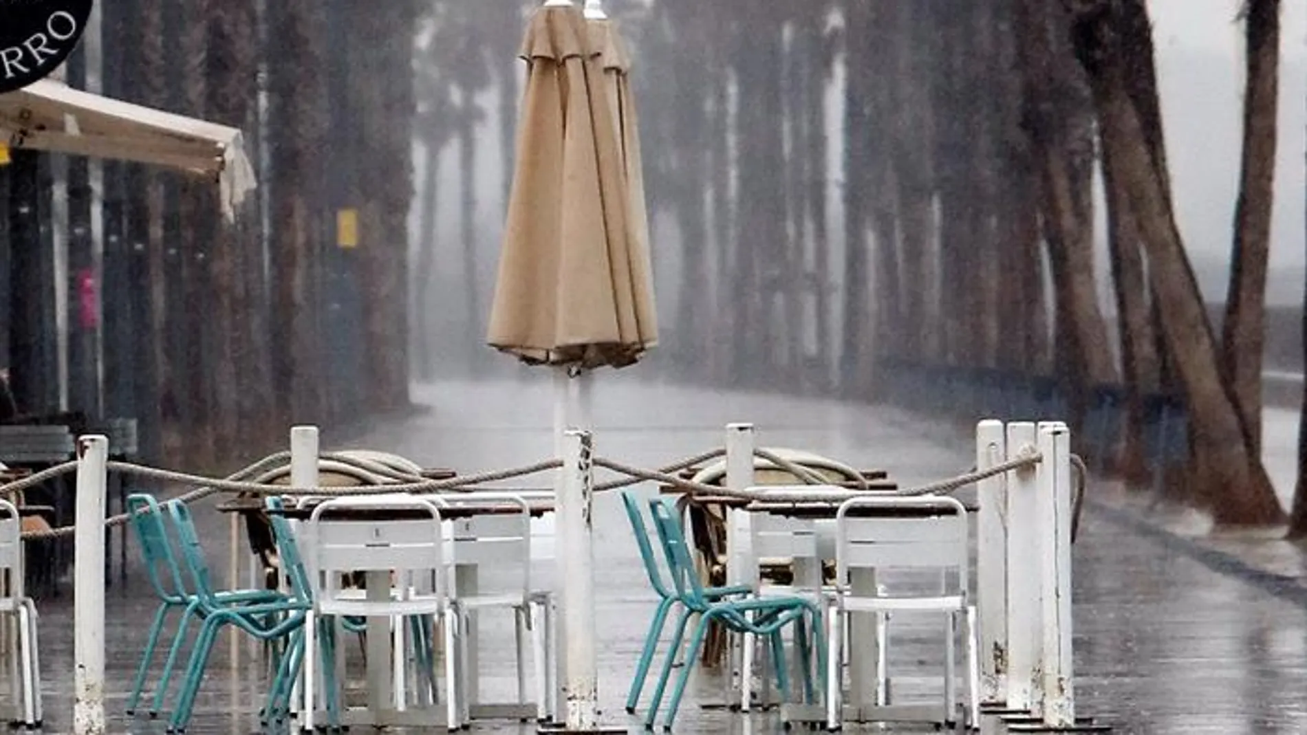 Terrazas vacías por la lluvia en Valencia