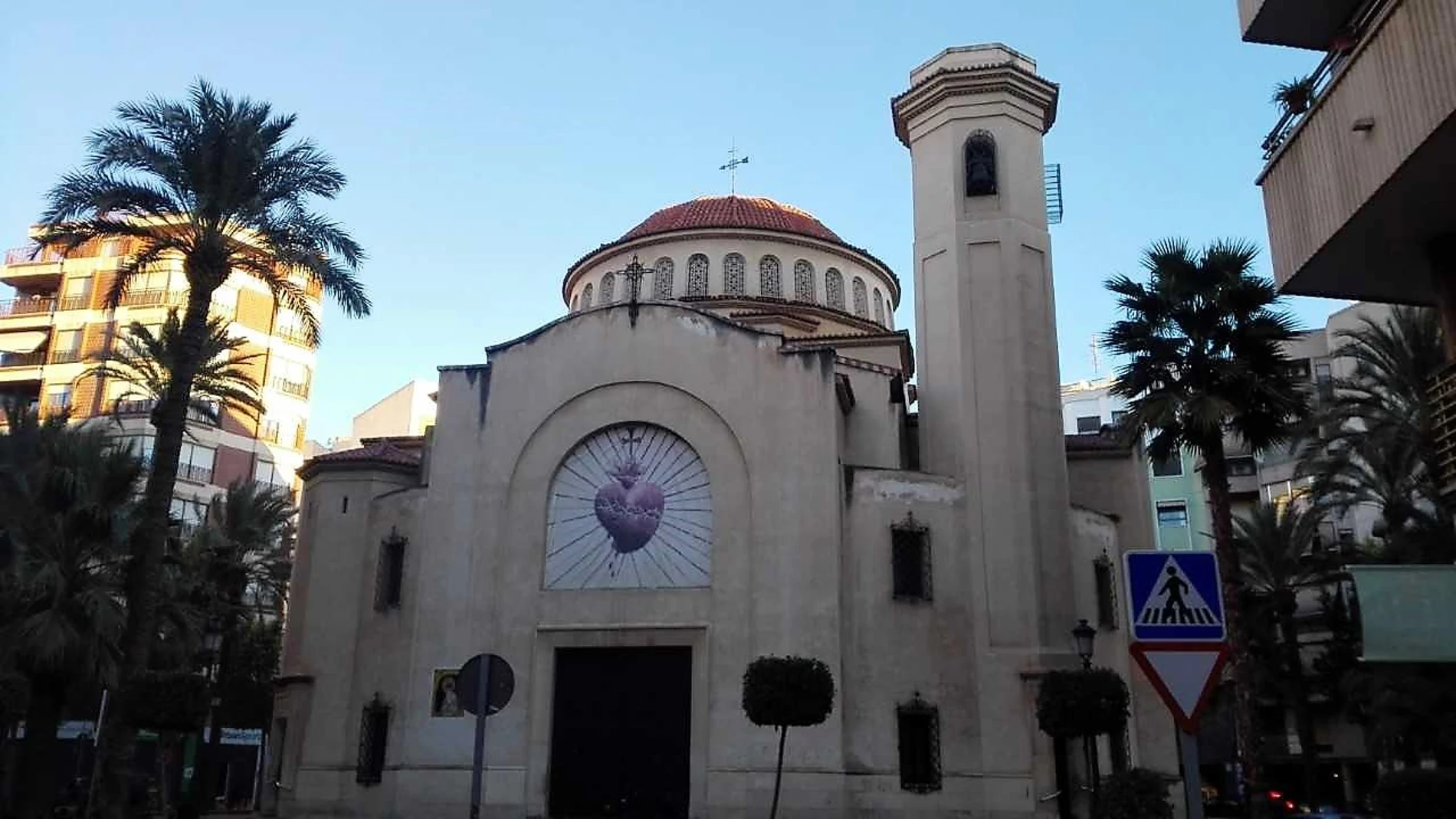 Fachada principal de la iglesia Corazón de Jesus de Elche