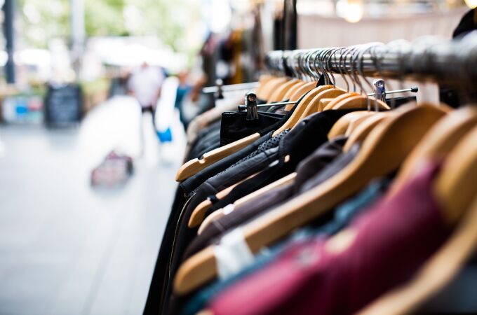 Perchas en una tienda de ropa