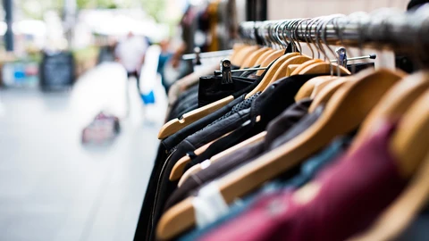 Perchas en una tienda de ropa