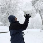 Una persona sostiene una bola de nieve en O Cebreiro (Lugo)
