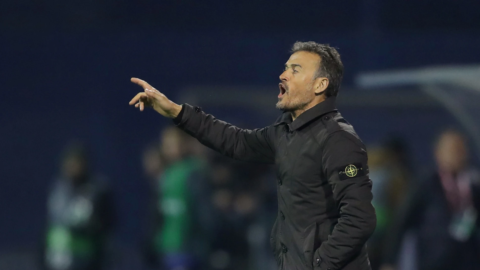 Luis Enrique da instrucciones a los jugadores desde la banda