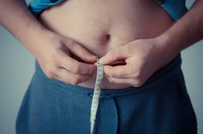 Sobrepeso: la técnica para quemar calorías sin moverte que equivale a una caminata moderada