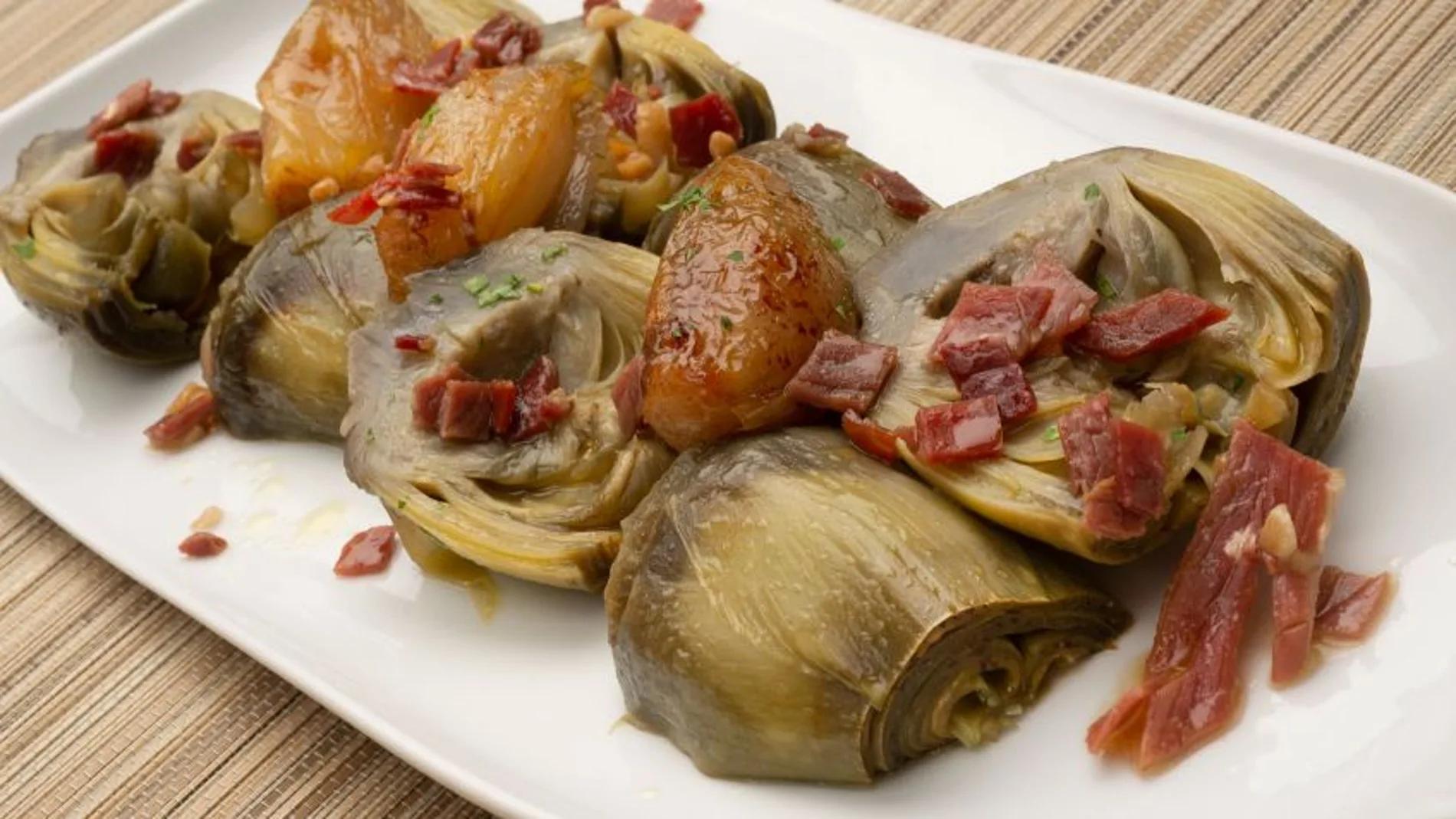 Alcachofas con chalotas y jamón