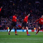 Los jugadores del Manchester United celebran el gol en Old Trafford