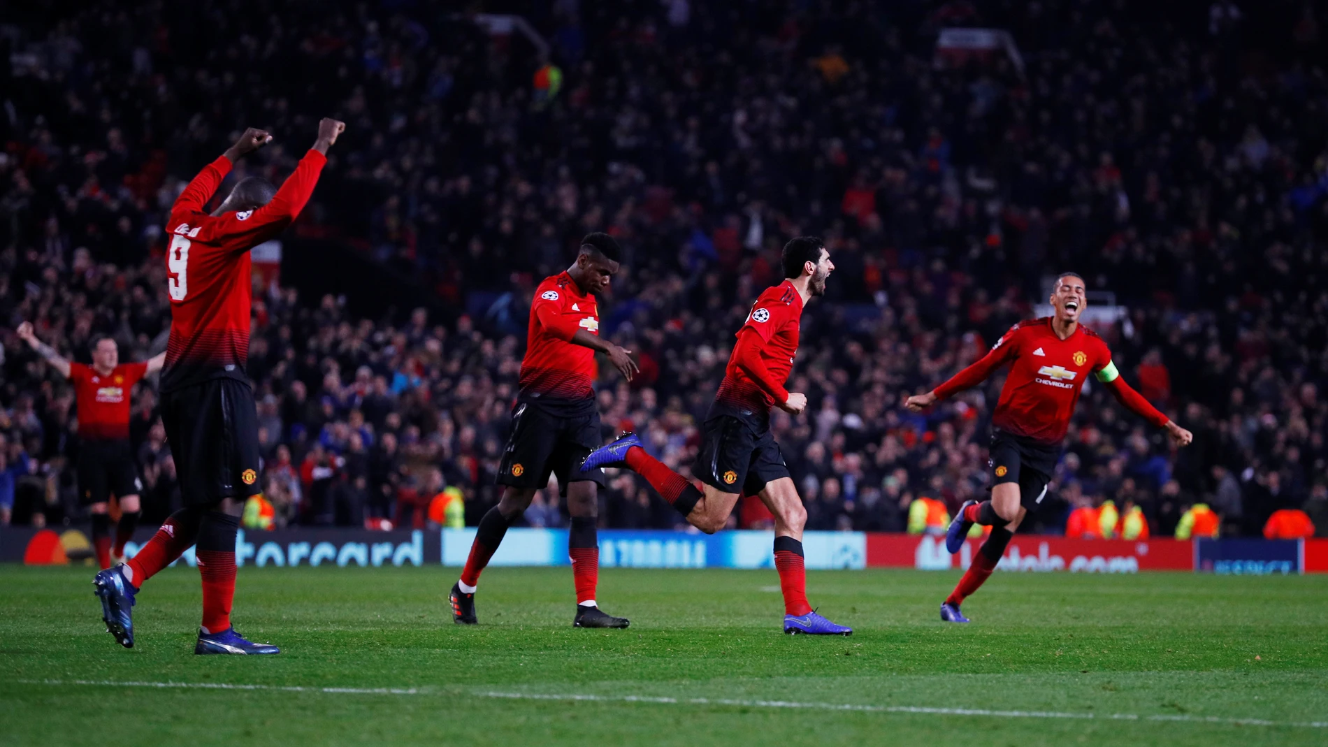 Los jugadores del Manchester United celebran el gol en Old Trafford