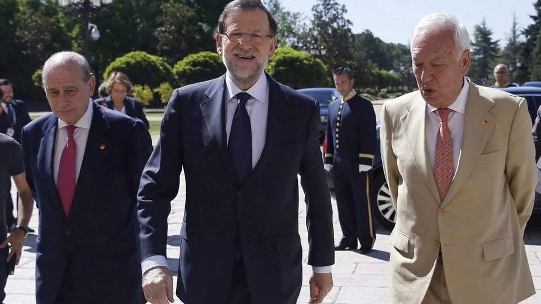 Jorge Fernández Díaz, Mariano Rajoy y José Manuel García Margallo, hoy, a su llegada a la la reunión.