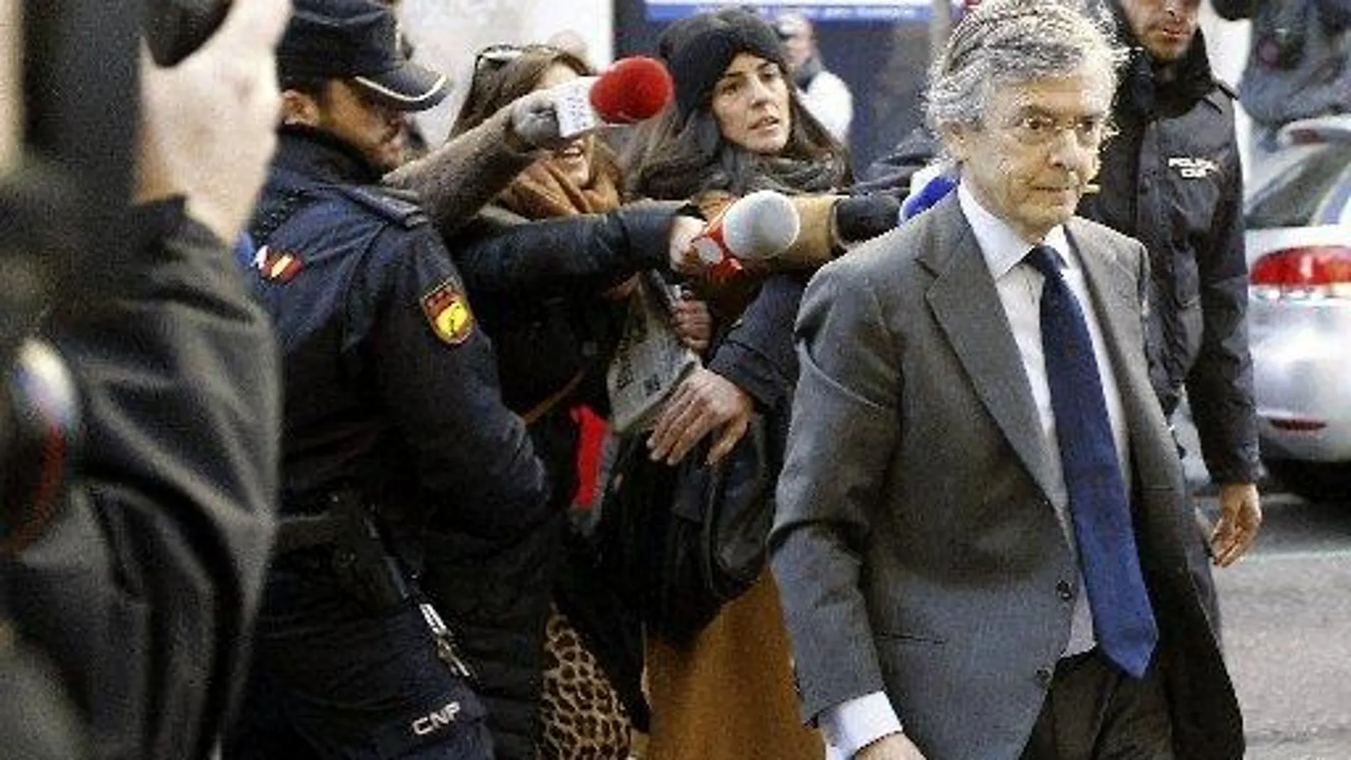 El exdiputado del PP Jorge Trías a su llegada ayer a la sede de la Fiscalía Anticorrupción para prestar declaración en relación a la supuesta contabilidad B del Partido Popular.