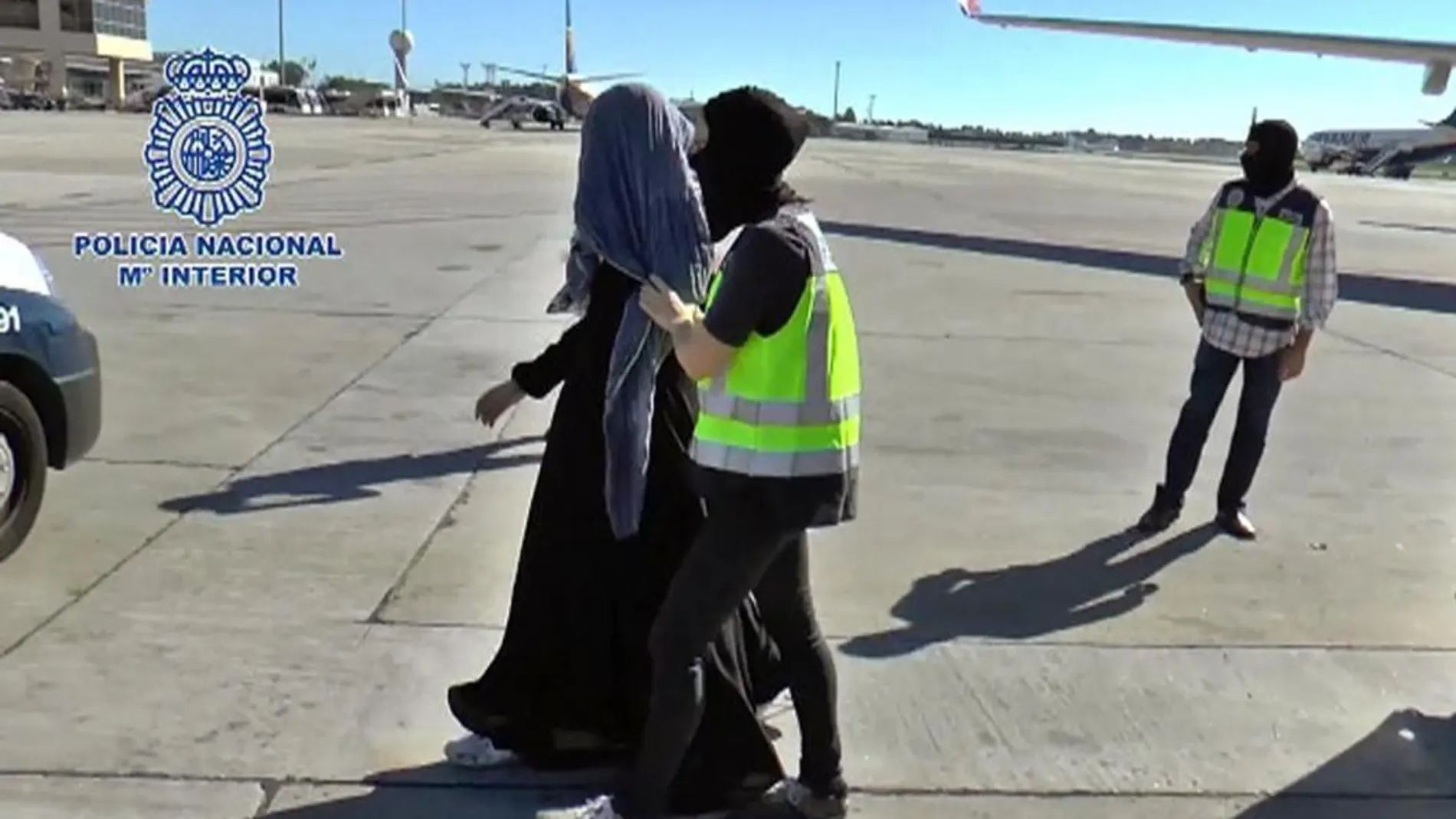Detención en el aeropuerto de Málaga de una joven española por su presunta vinculación con la organización yihadista Daesh.