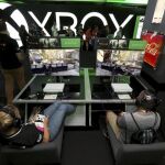 Dos aficionados juegan al «Tom Clancy’s The Division 2» en el stand de Xbox en el E3 / AP