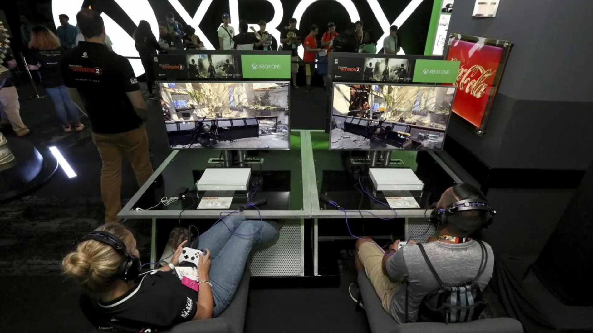 Dos aficionados juegan al «Tom Clancy’s The Division 2» en el stand de Xbox en el E3 / AP