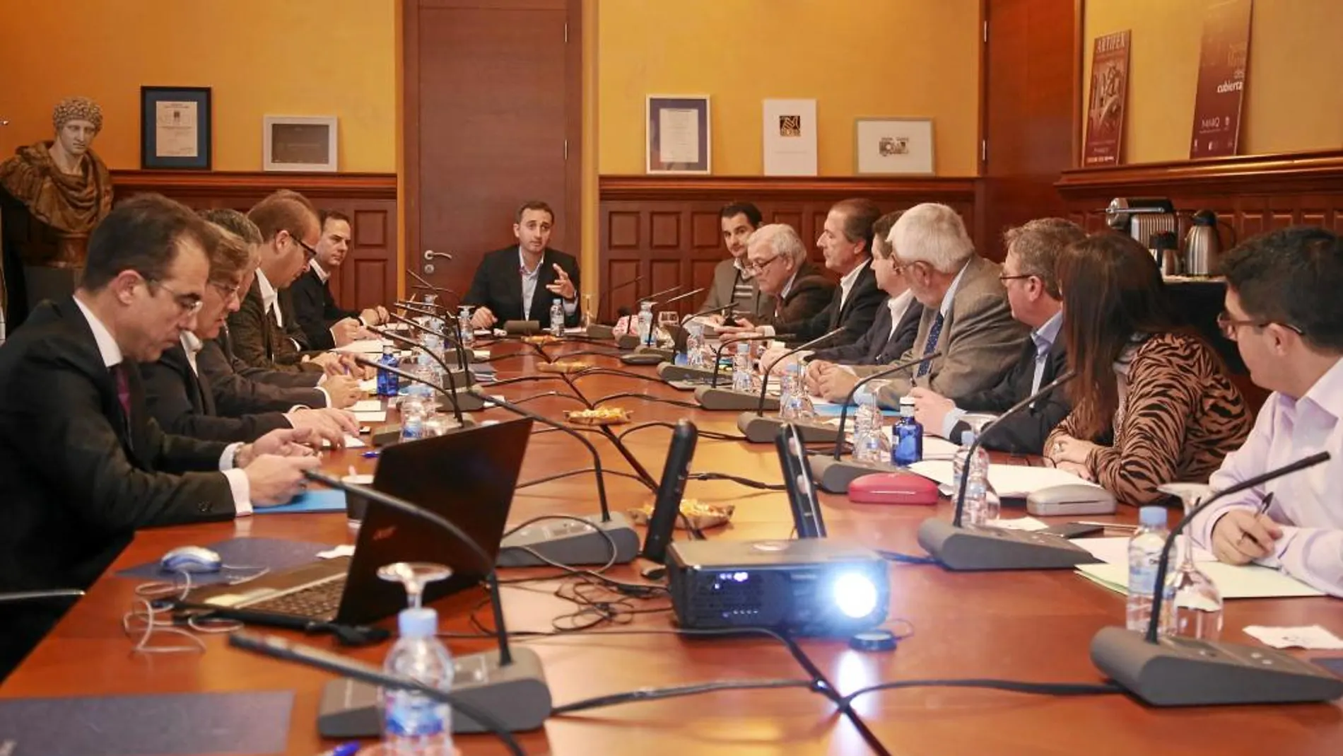 El presidente de la Diputación de Alicante, César Sánchez, en la reunión que mantuvo ayer con su equipo de gobierno