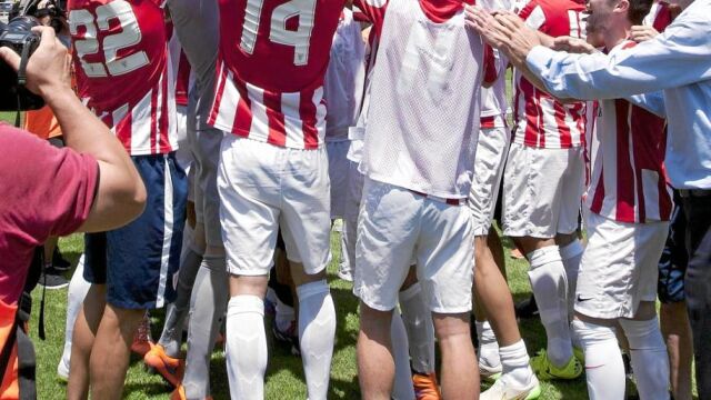 Los jugadores del Bilbao Athletic mantean a Ziganda por el ascenso