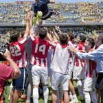 Los jugadores del Bilbao Athletic mantean a Ziganda por el ascenso