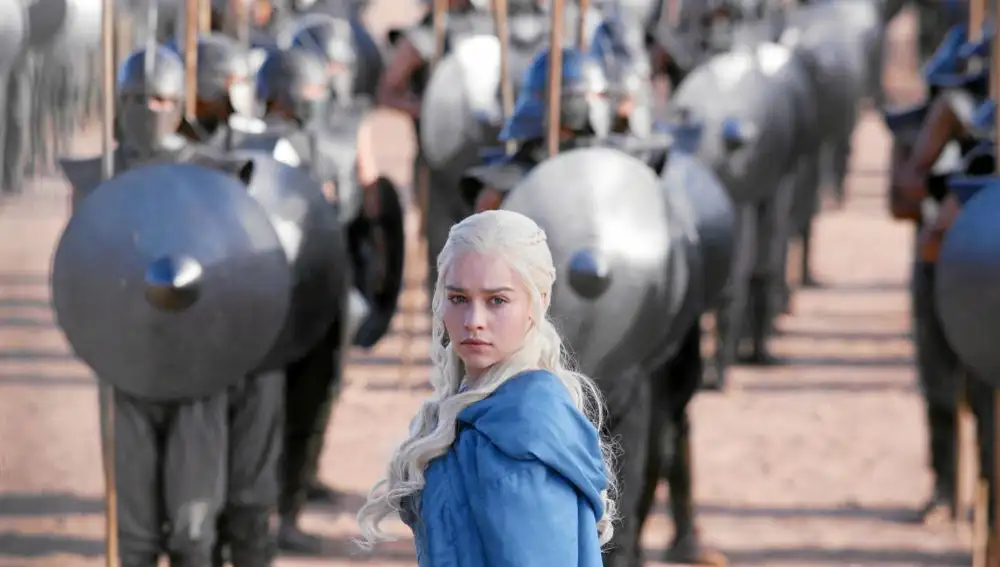Daenerys Targaryen, uno de los personajes protagonistas de la serie, junto a su ejército de inmaculados